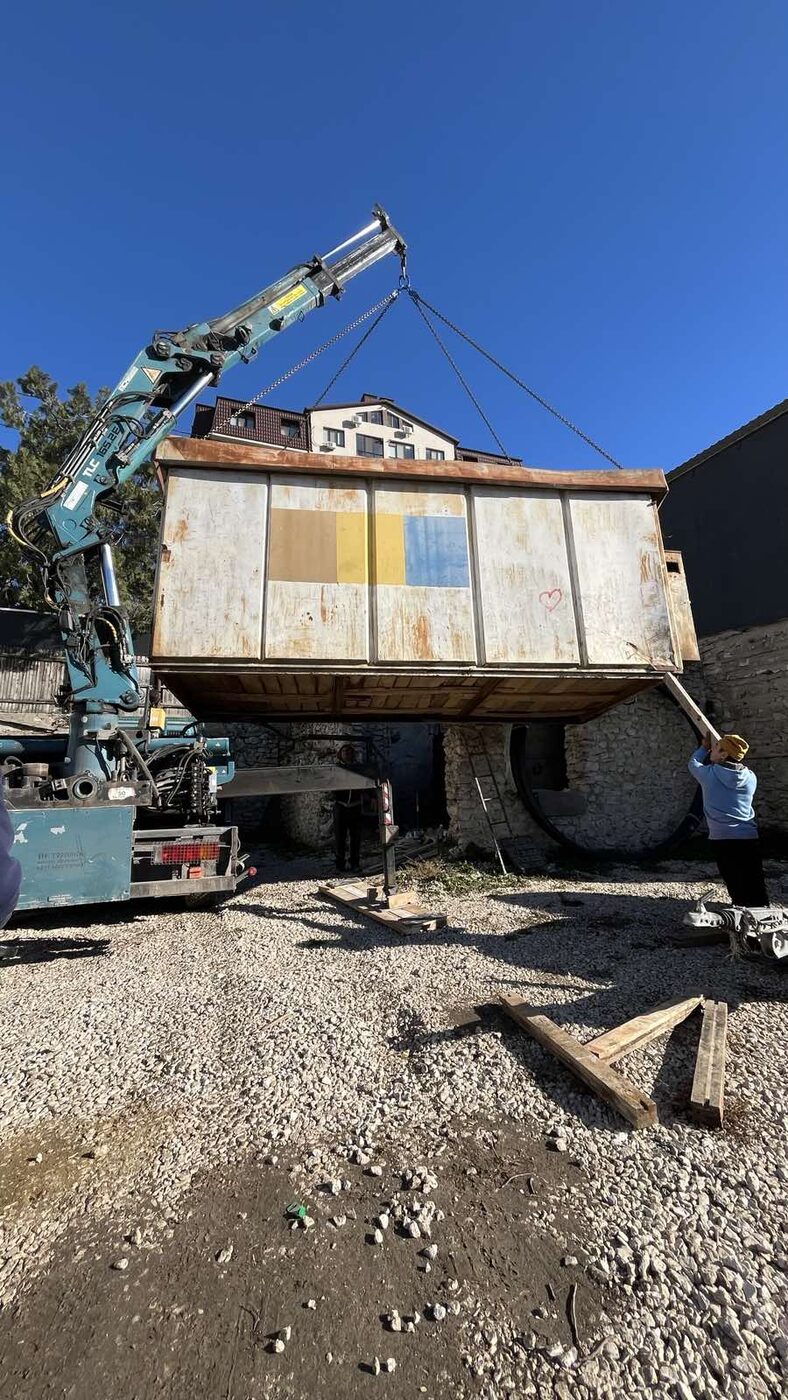 Manipulator ridică un container metalic