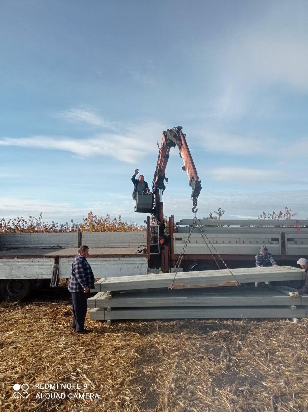 Manipulator ridică plăci de beton de pe camion