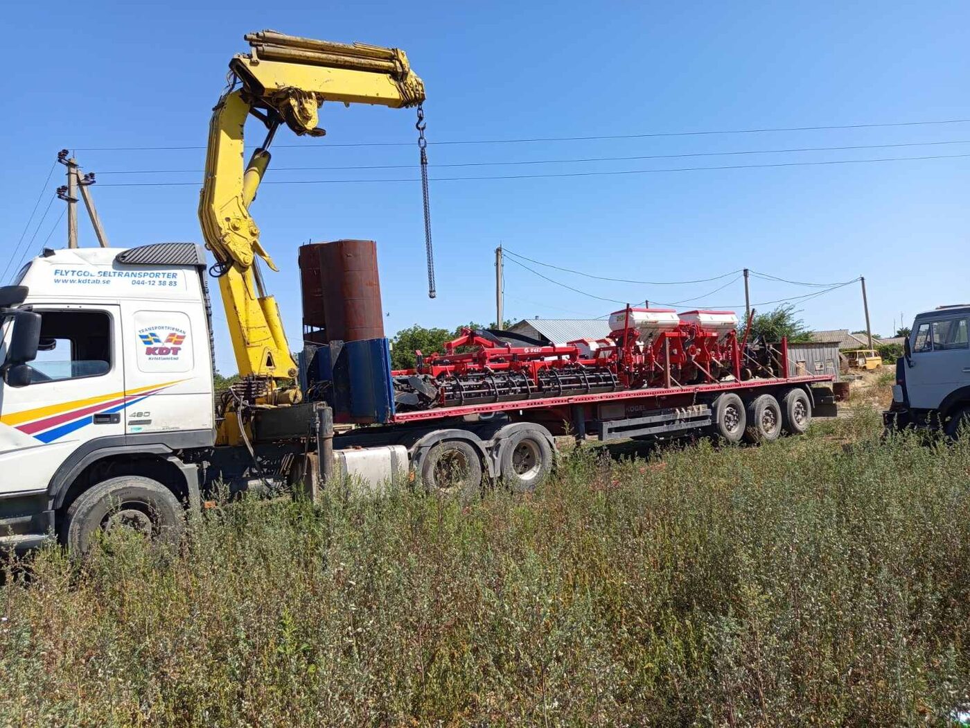 Camion cu macara și utilaje agricole