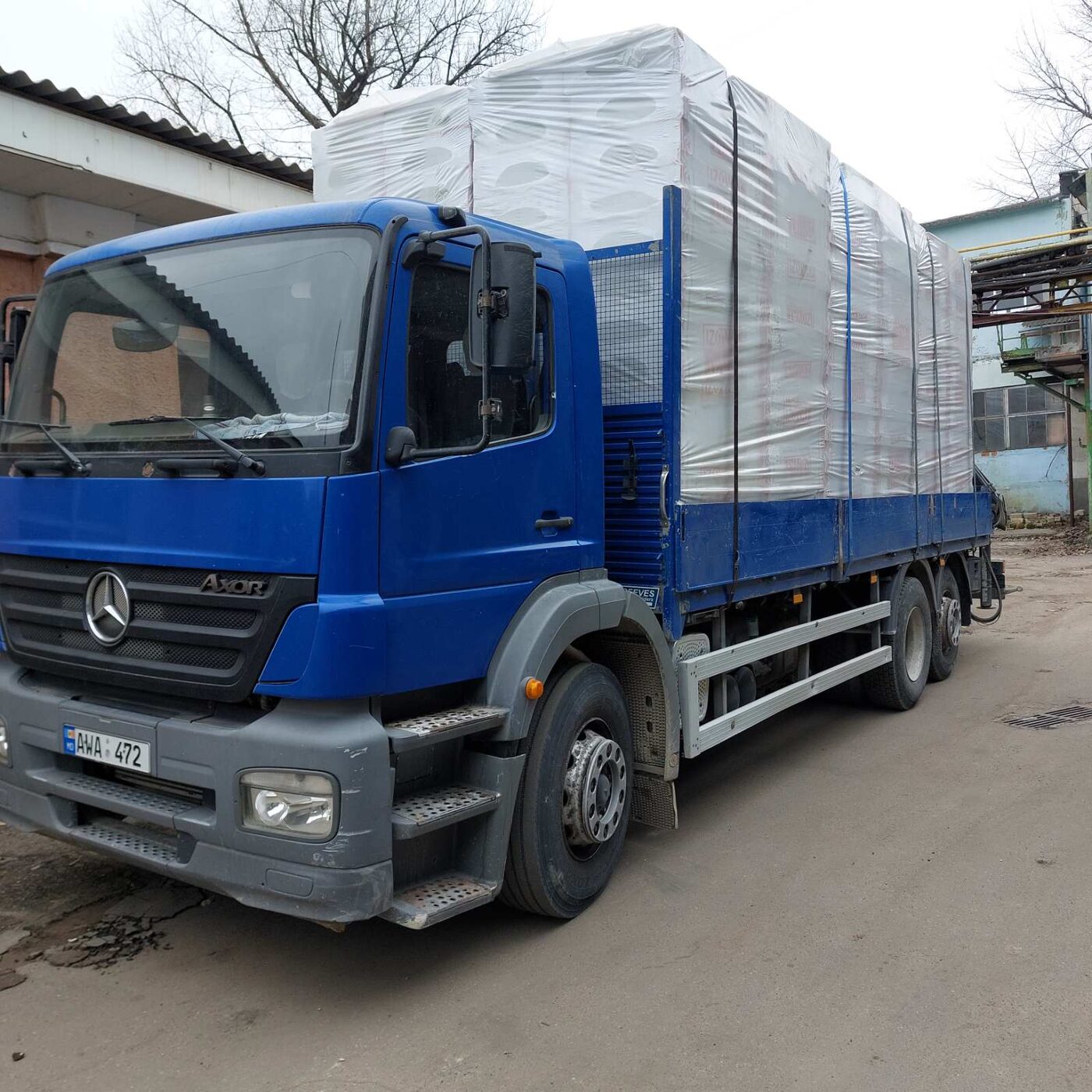 Camion Mercedes Axor încărcat cu module ambalate