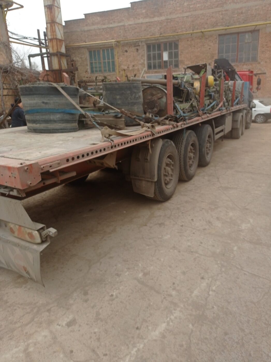Trailer încărcat cu piese metalice