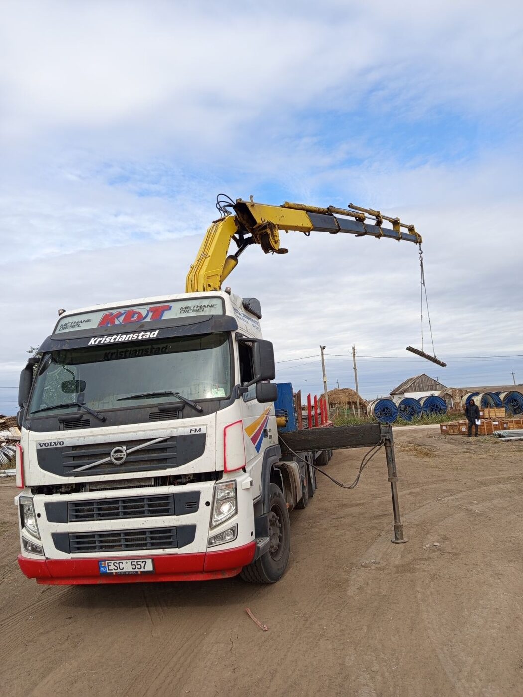 Camion Volvo cu macara-manipulator