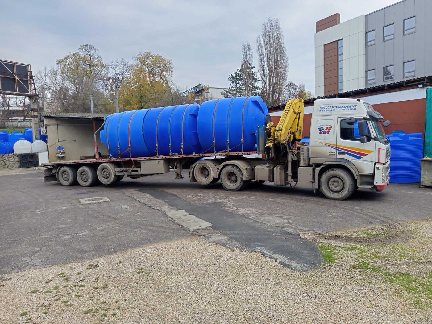 Camion Volvo Auto Grițcan transportă rezervoare mari